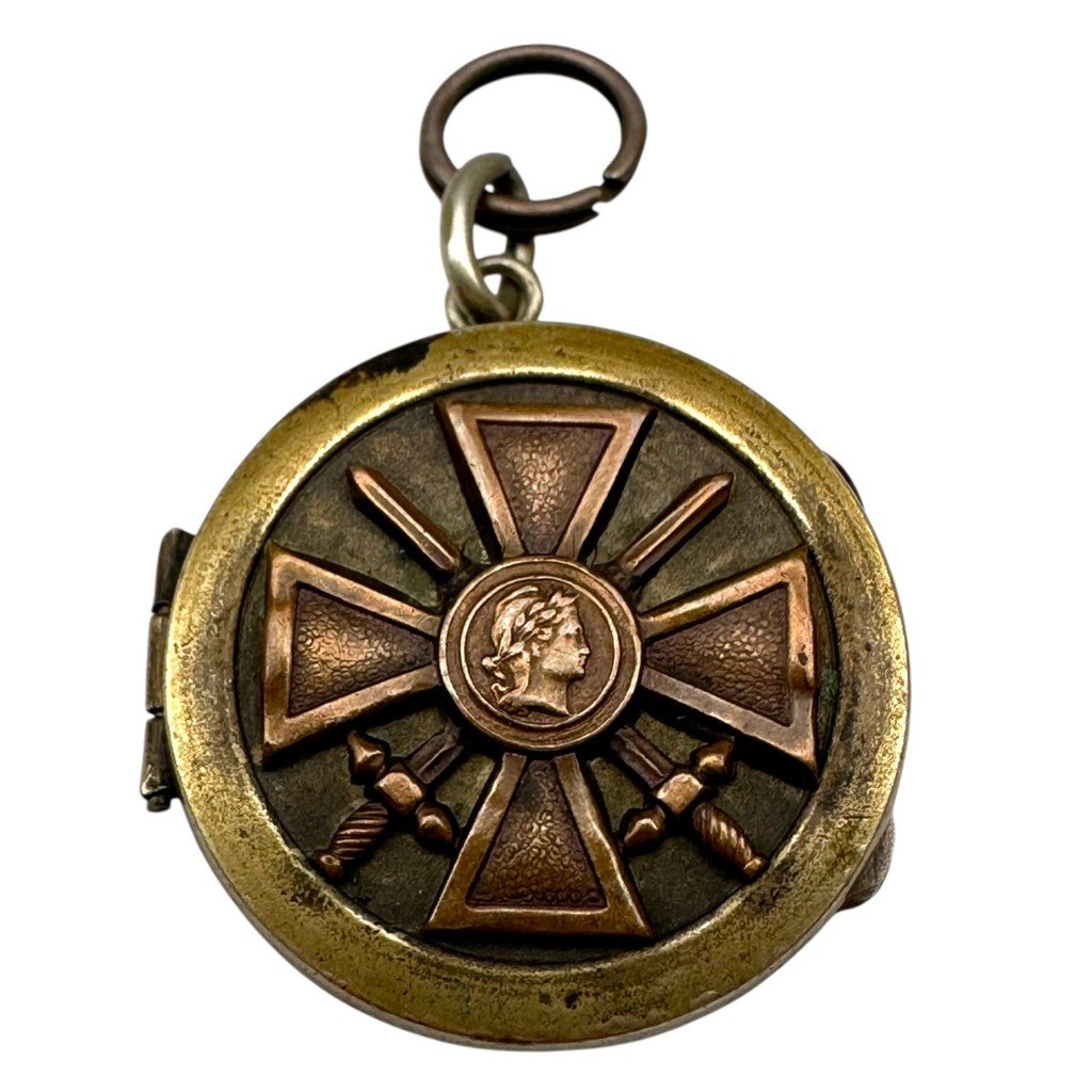 Original WW1 French army pendant with photo — image 3
