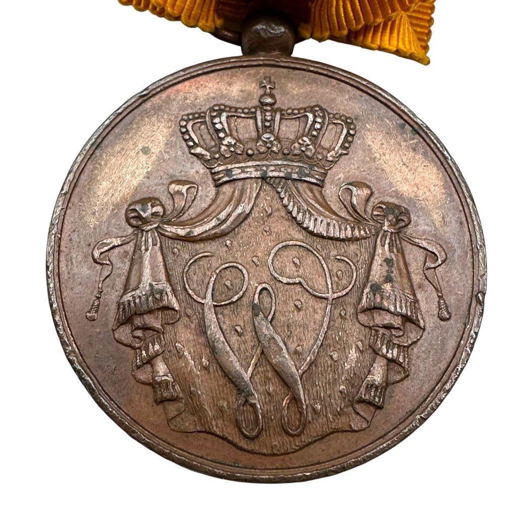 Original Pre 1940 Dutch army 'Voor trouwen dienst' medal in bronze — image 3