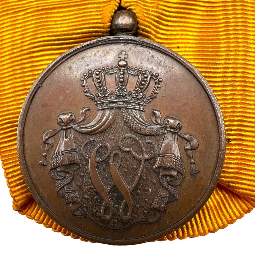 Original Pre 1940 Dutch Navy 'Voor trouwen dienst' bronze medal — image 2