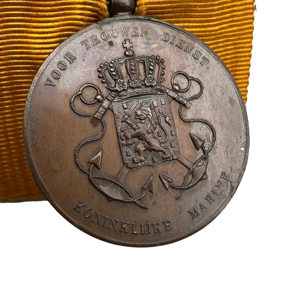 Original Pre 1940 Dutch Navy 'Voor trouwen dienst' bronze medal — image 3