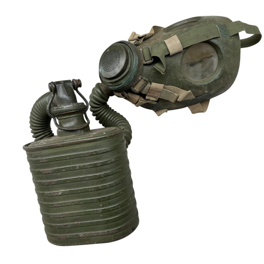 Original Pre 1940 Dutch army 'Bereden' Gas mask in bag — image 7