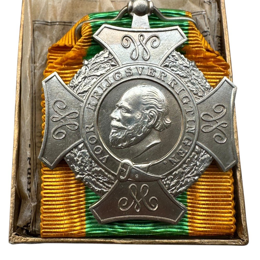 Original Pre 1940 Dutch army 'Voor Krijgsverrichtingen' medal in box — image 2