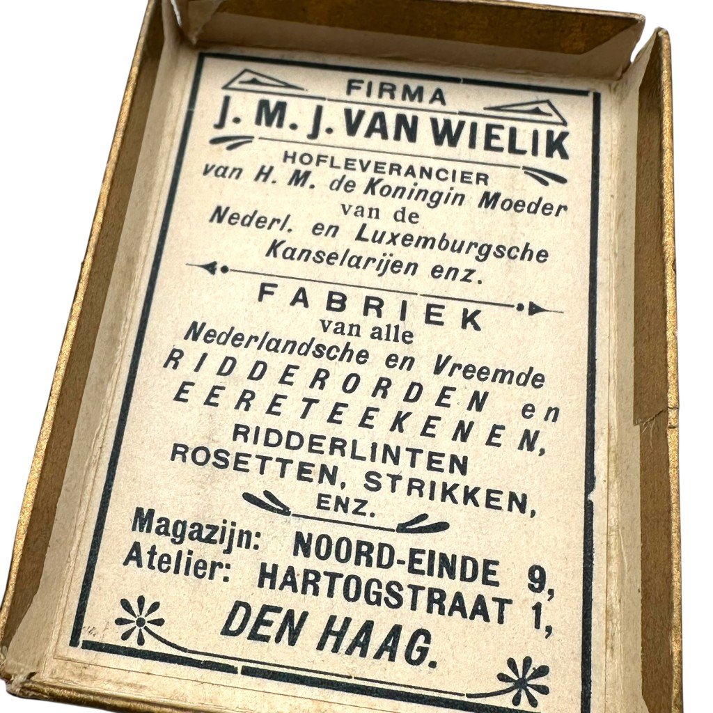 Original Pre 1940 Dutch army 'Voor Krijgsverrichtingen' medal in box — image 3