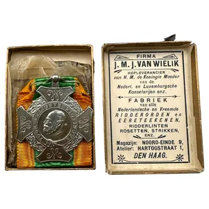 Original Pre 1940 Dutch army 'Voor Krijgsverrichtingen' medal in box