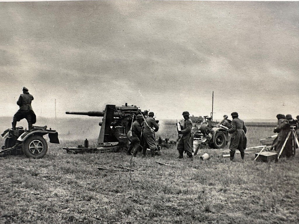 Original WWII German Waffen-SS postcard 'Flak im Erdkamp' — image 2