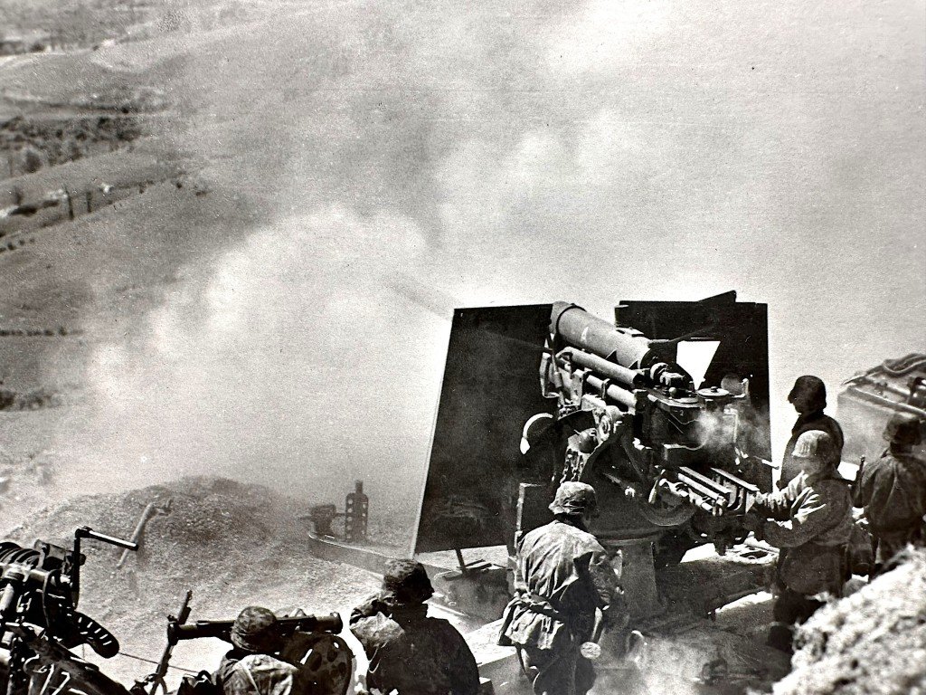 Original WWII German Waffen-SS postcard 'Flak beim Erdbeschuss' — image 2