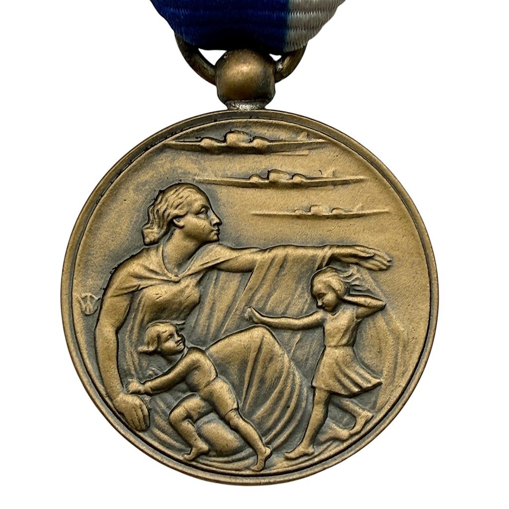 Original WWII Dutch 'Luchtbeschermingsdienst' commemorative medal — image 2