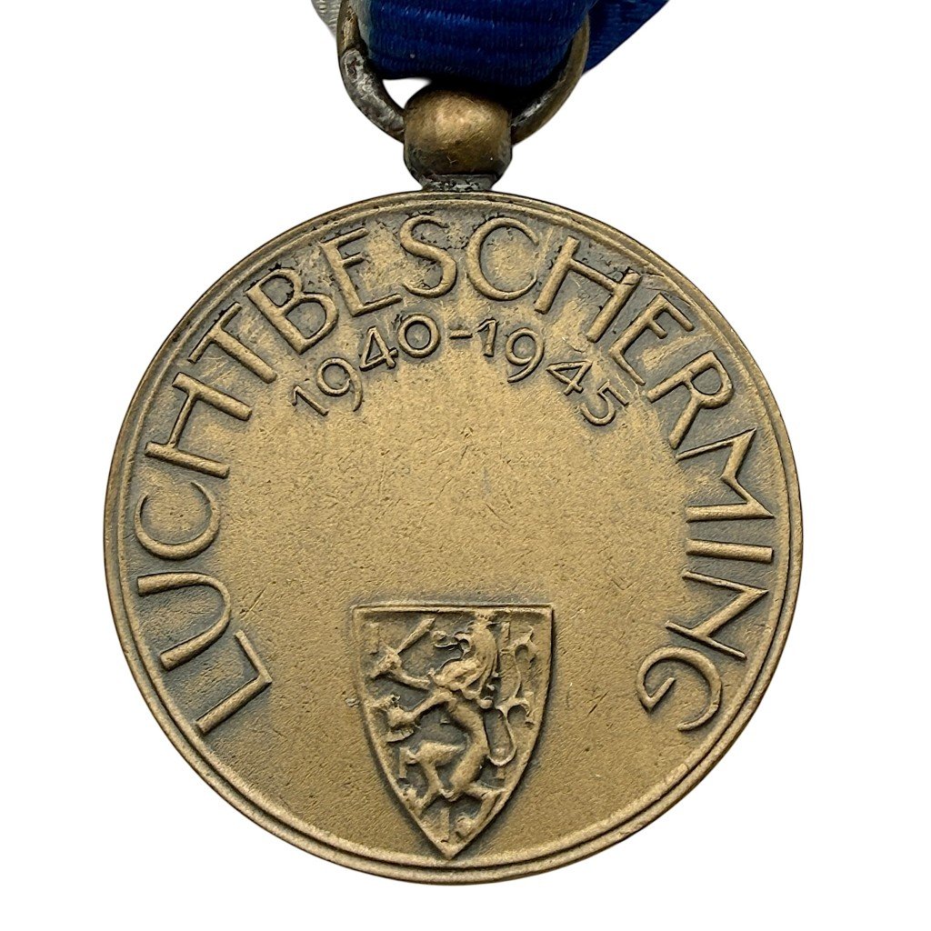 Original WWII Dutch 'Luchtbeschermingsdienst' commemorative medal — image 3