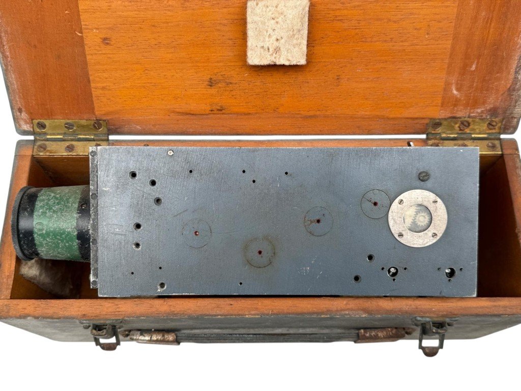 Original WWII British RAF G45 gun camera in box — image 8
