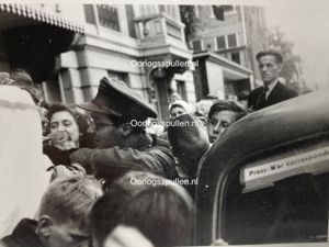 Original WWII Dutch photo – Allied war correspondent hugs a …