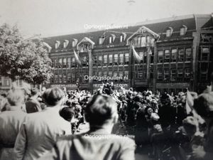 Original WWII Dutch photo – Allied troops enter the city …