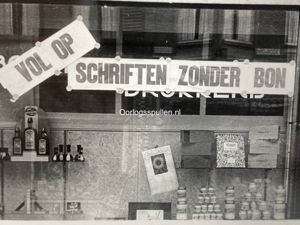 Original WWII Dutch photo – Vol op schriften zonder bonnen