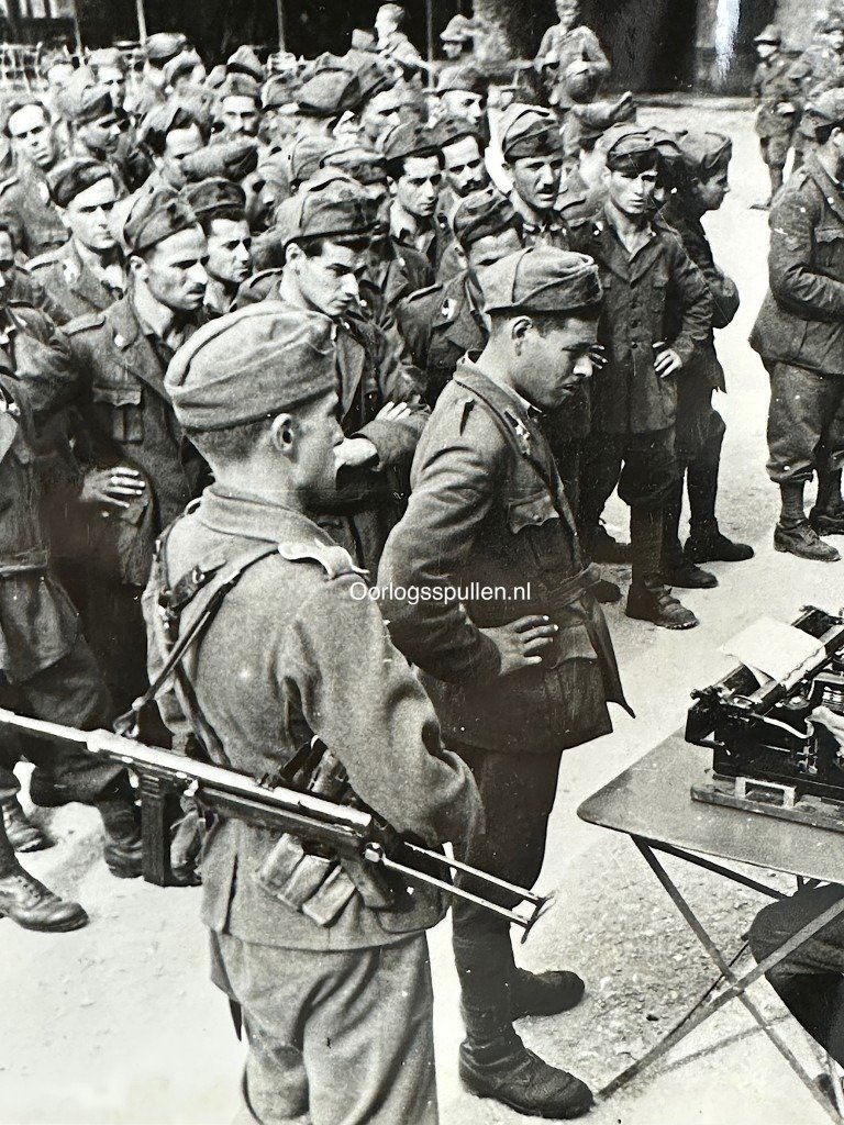 Original WWII German large size photo – Italian soldiers in the South of France who are continuing to fight for Germany — image 3