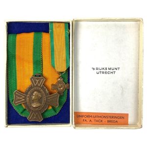 Original WWII Dutch Oorlogsherinneringskruis with miniature in box