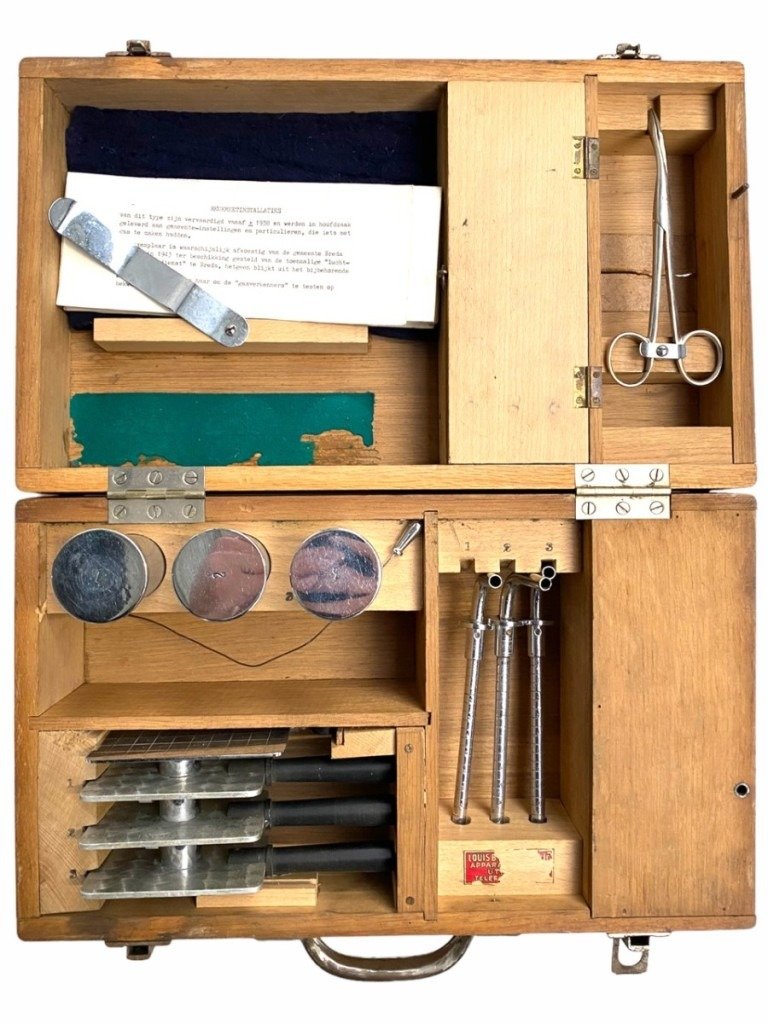 Original WWII Dutch Luchtbeschermingsdienst odor measurement installation for gas explorers — image 3