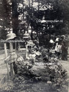 Original WWII Dutch photo – Cemetery at the Grebbeberg Waffen-SS …
