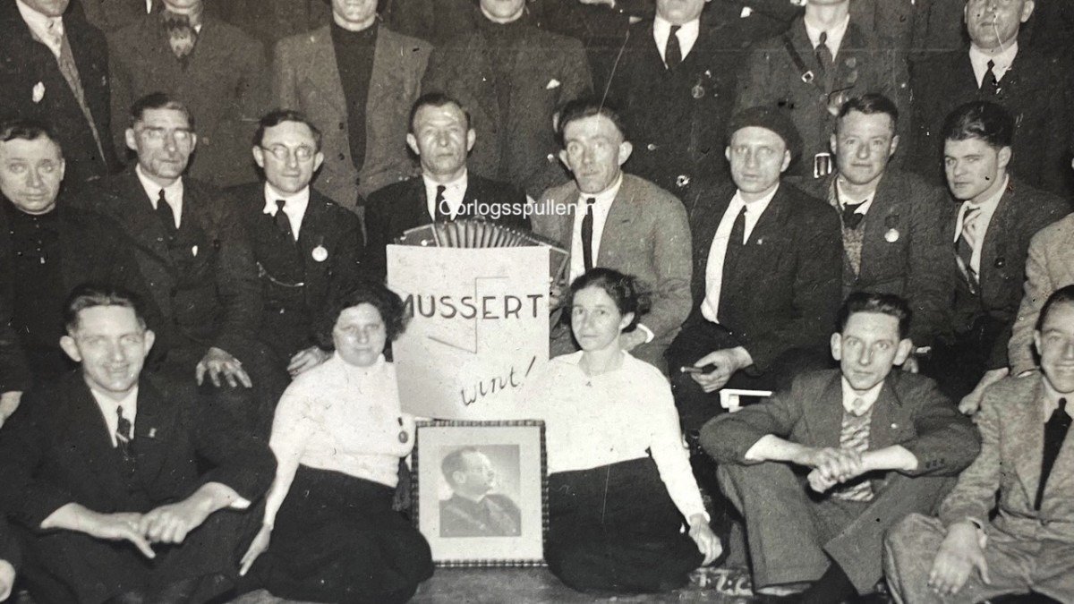 Original WWII Dutch NSB photo 'Colporteurs' — image 3