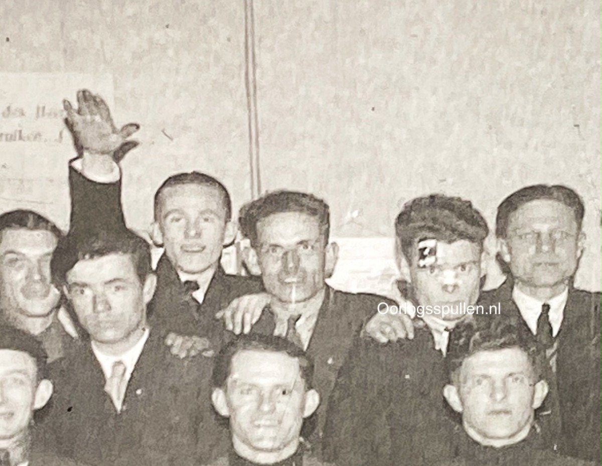 Original WWII Dutch NSB photo 'Colporteurs' — image 4