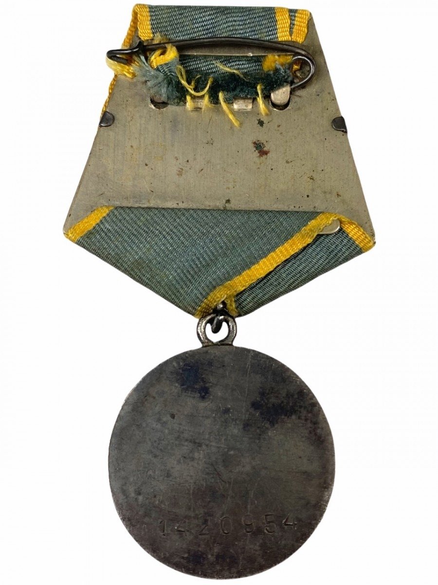 Original WWII Russian 'For combat merit' medal — image 3