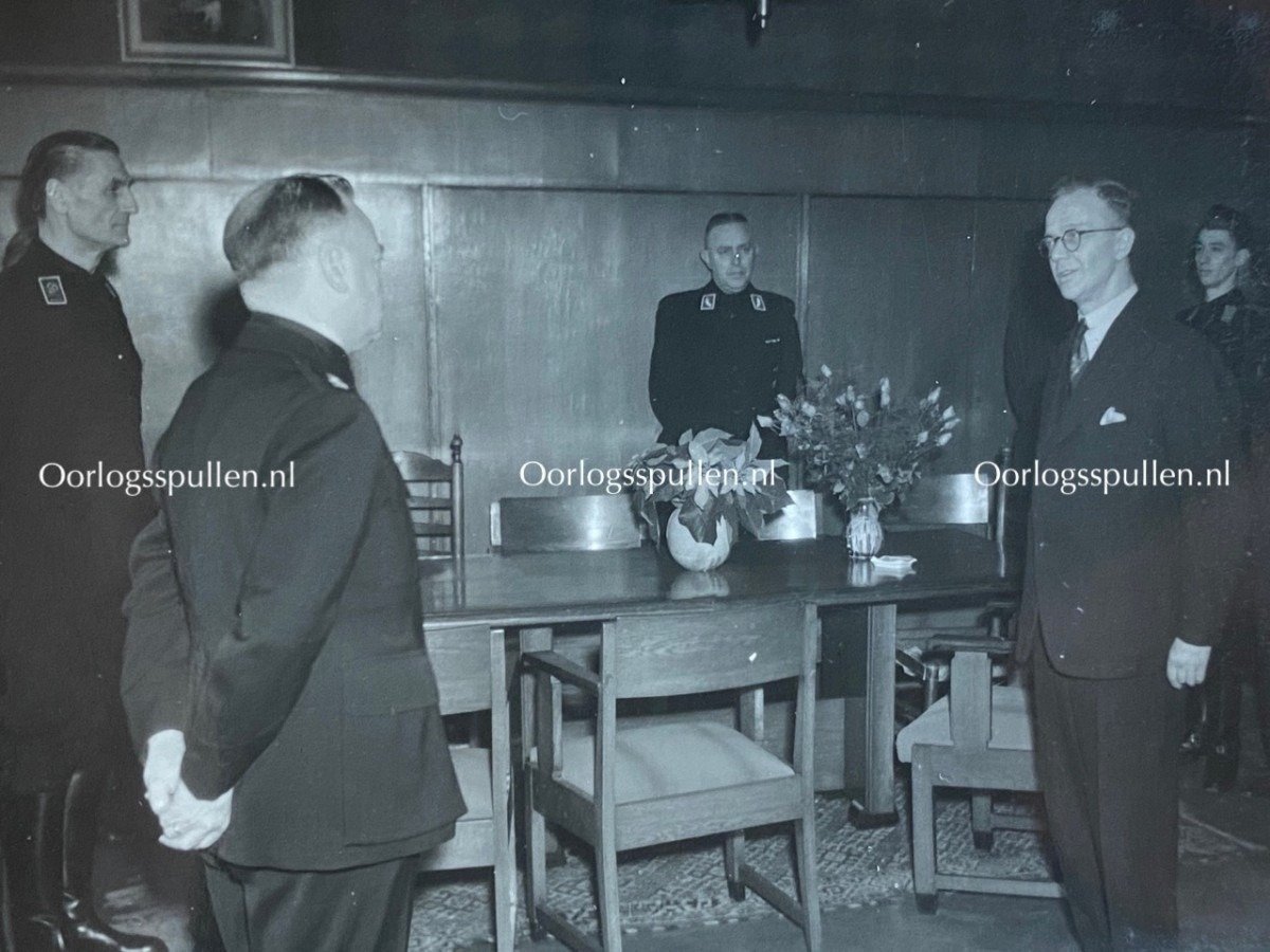 Original WWII Dutch NSB photo grouping – Mussert visits the publishing company Nenasu — image 9