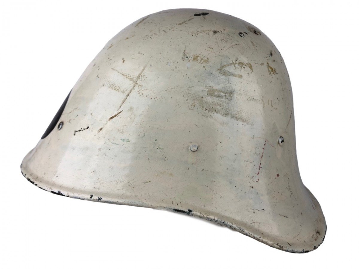 Original WWII Dutch 'Luchtbeschermingsdienst' helmet — image 8