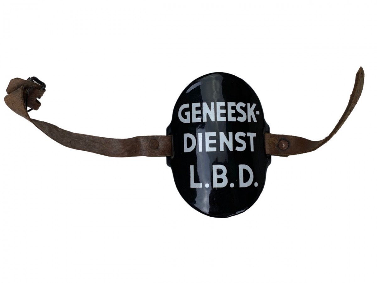 Original WWII Dutch 'Luchtbeschermingsdienst' arm shield Geneeskundige dienst — image 2