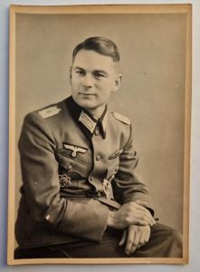 Portrait photo of a decorated Heer Major with the DKiG.