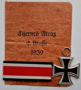 1939 Iron Cross Second Class in matching packet of issue …