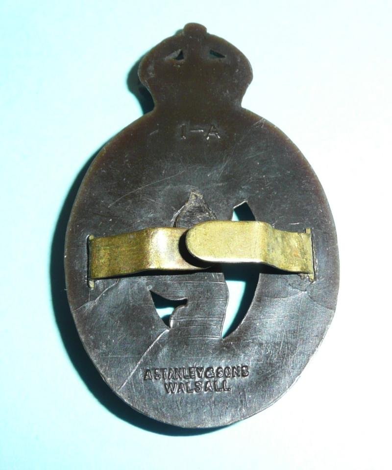 WW2 Royal Corps of Signals Brown Plastic Economy Bakelite Cap Badge - blades — image 2