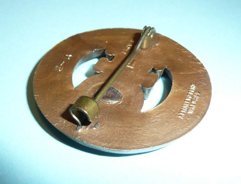 WW2 Home Front - Women's Plastic Economy Home Guard Badge — image 3