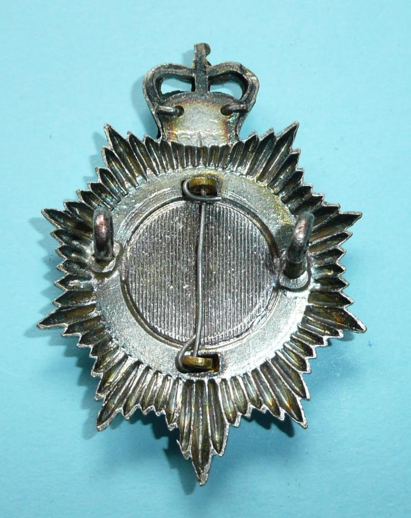 Canada - Canadian Guards Officer's Gilt, Enamel and Silver Plate Cap Badge, QEII issue — image 2