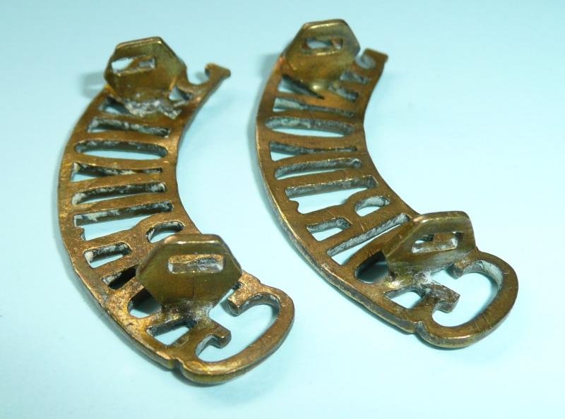 The Gordon Highlanders Matched Pair of Brass Shoulder Titles — image 3