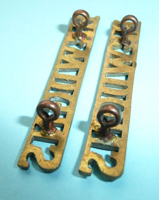 Berkshire & Westminster Dragoons (B&WDGNS) Yeomanry Small Matching Pair of Brass Shoulder Titles — image 4
