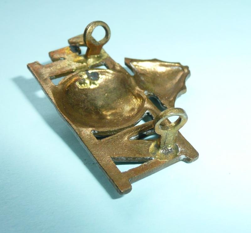 WW1 Northumberland Fusiliers (NF) Other Ranks Brass Shoulder Title — image 4