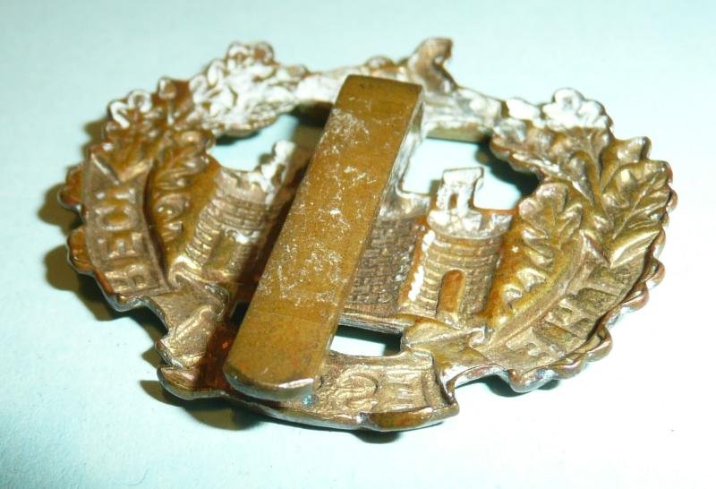 WW1 The Essex Regiment All Brass Economy Cap Badge — image 3