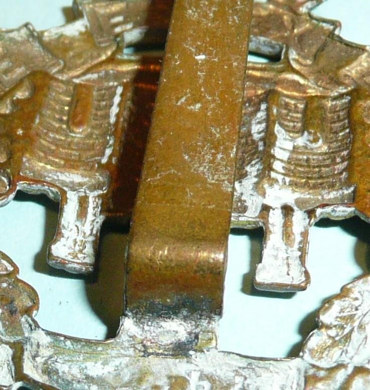 WW1 The Essex Regiment All Brass Economy Cap Badge — image 4