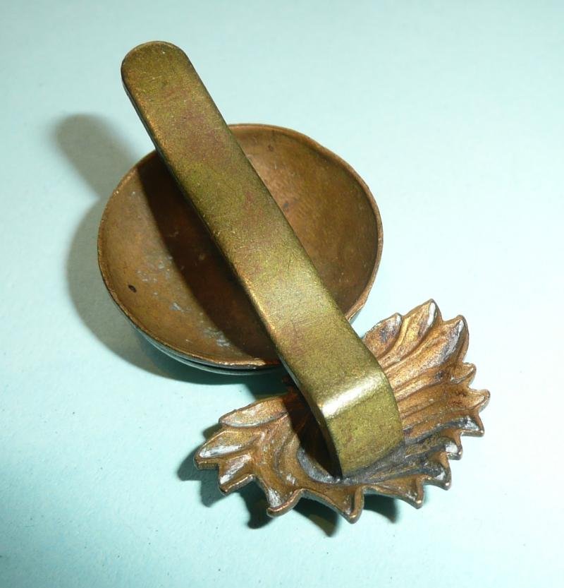 WW2 vintage Royal Northumberland Fusiliers ( RNF ) Other Ranks Bi-metal Cap Badge — image 3