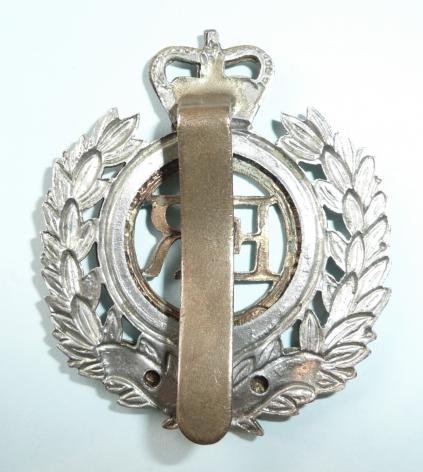 Royal Engineers Bi-metal cap badge, QEII issue — image 2