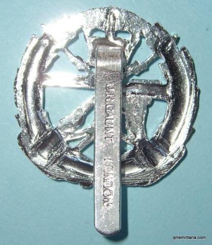 Small Arms School Anodised Aluminium Cap Badge - Gaunt, London — image 2