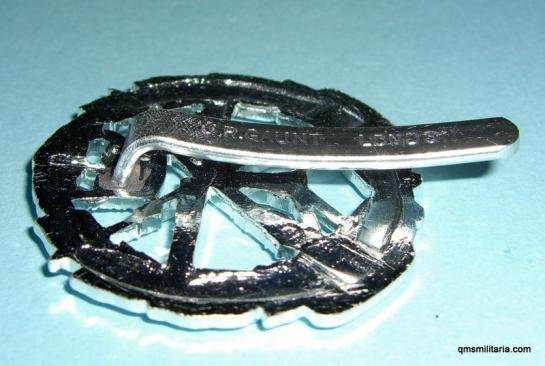 Small Arms School Anodised Aluminium Cap Badge - Gaunt, London — image 3