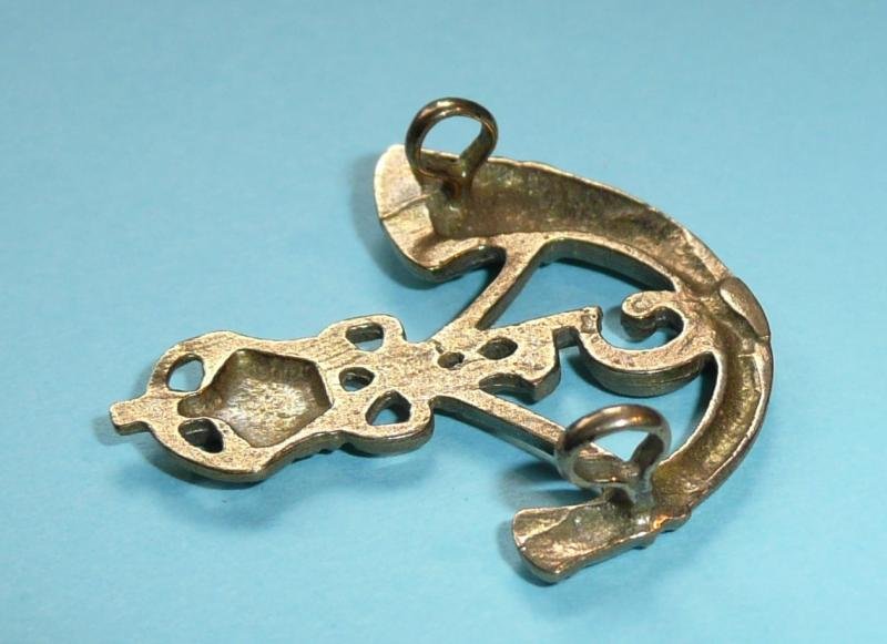 Indian Army - 5th Mahratta Light Infantry Small Cast Gilt Brass Metal Cap Badge — image 4