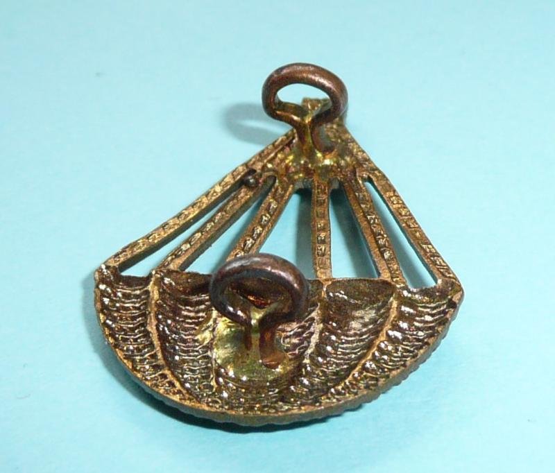 Parachutist (non-operational) Brass Metal ' Light Bulb ' Proficiency Arm Badge — image 4