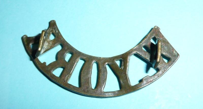 WW1 - W. York - West Yorkshire Regiment First Pattern Brass Shoulder Title — image 2