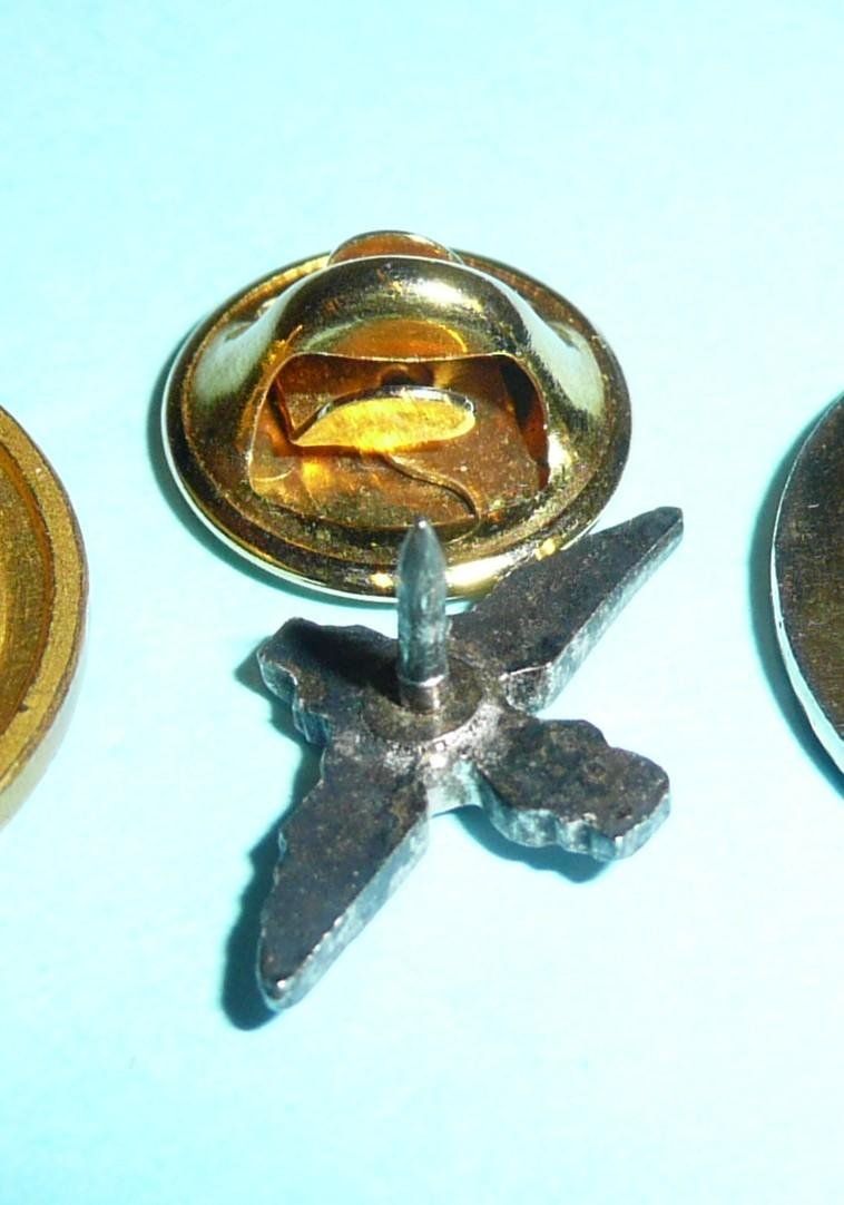 Parachute Regiment Buttons and very small OCA lapel badge — image 3