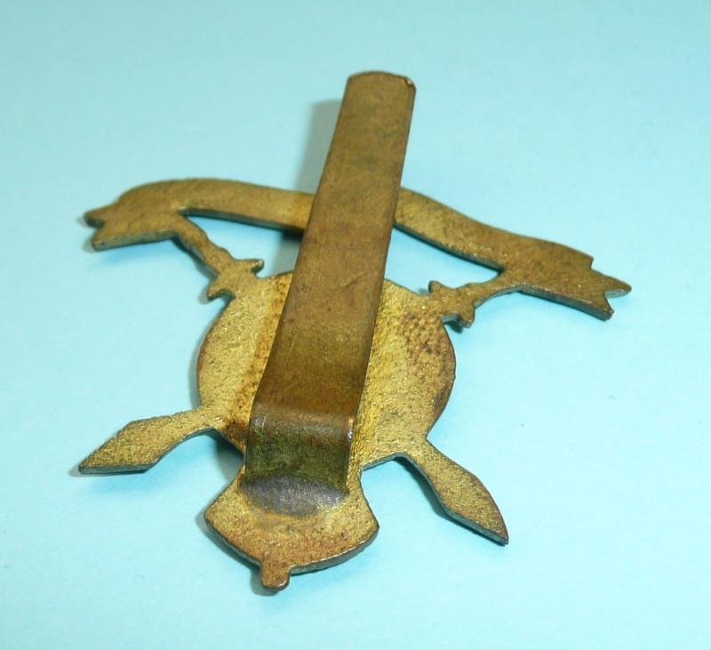 WW2 India - Indian Army Madras Regiment Cast Brass Cap Badge — image 2