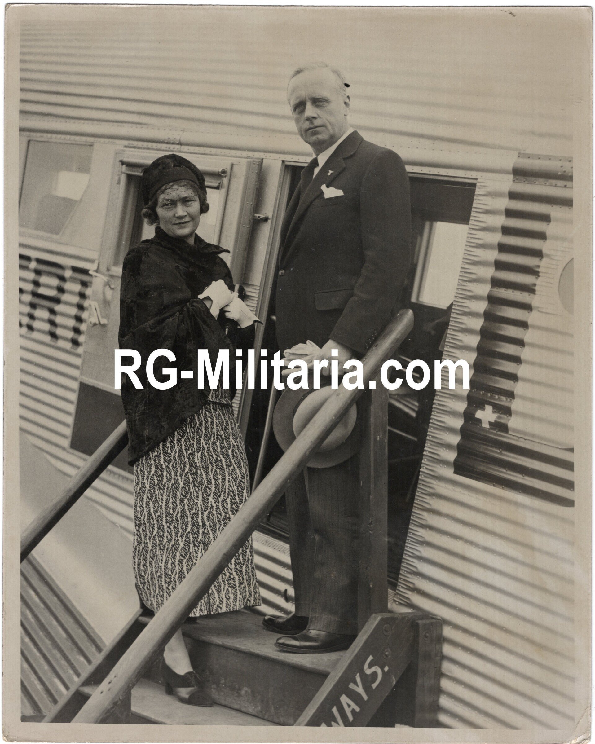Original WW2 British Press Photo - Joachim von Ribbentrop with his wife arrive in Engeland (1936) — image 3