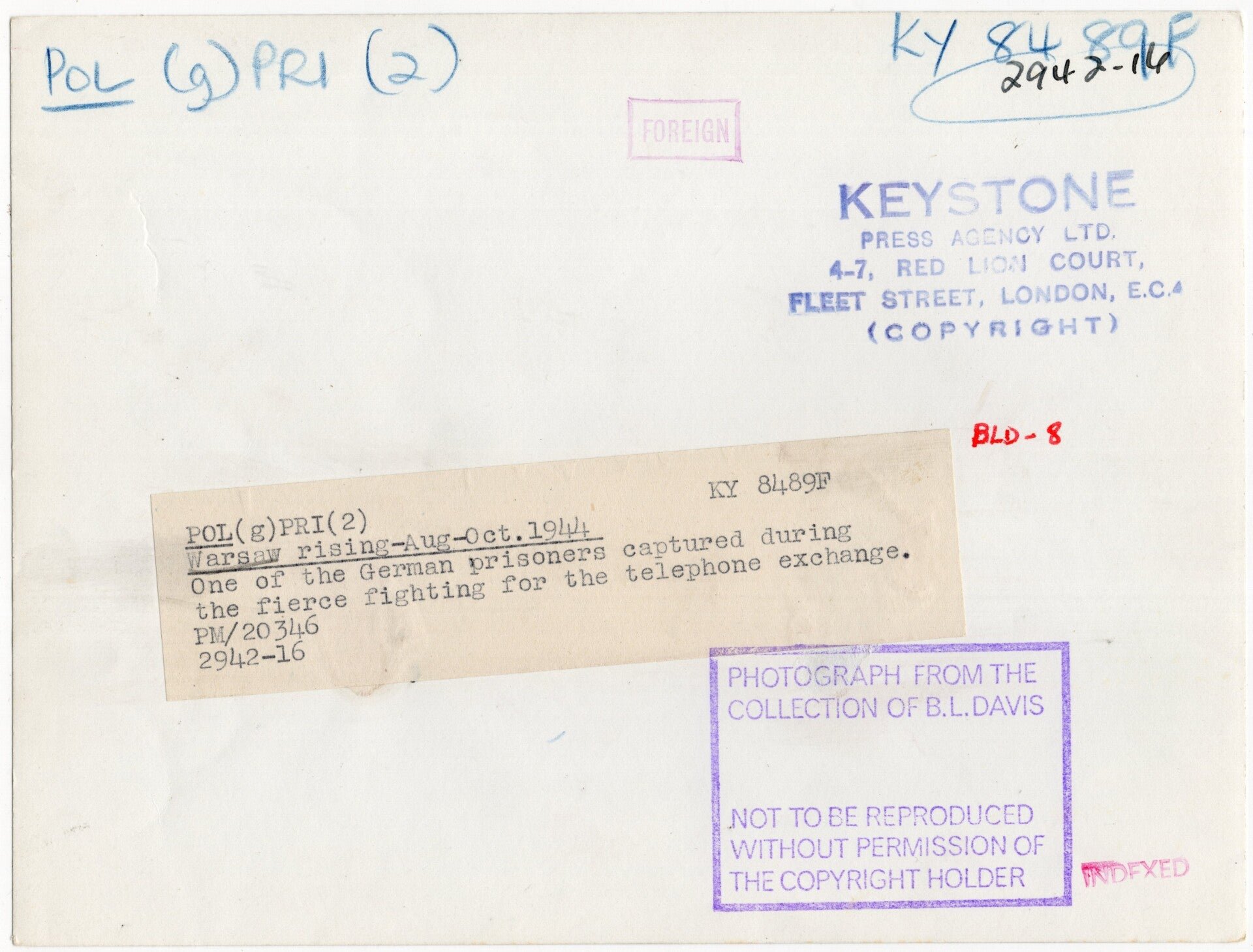 Original WW2 British Press Photo - German Waffen SS prisoner taken hostage by the Polish resistance during the Warsaw Uprising, October (1944) — image 2