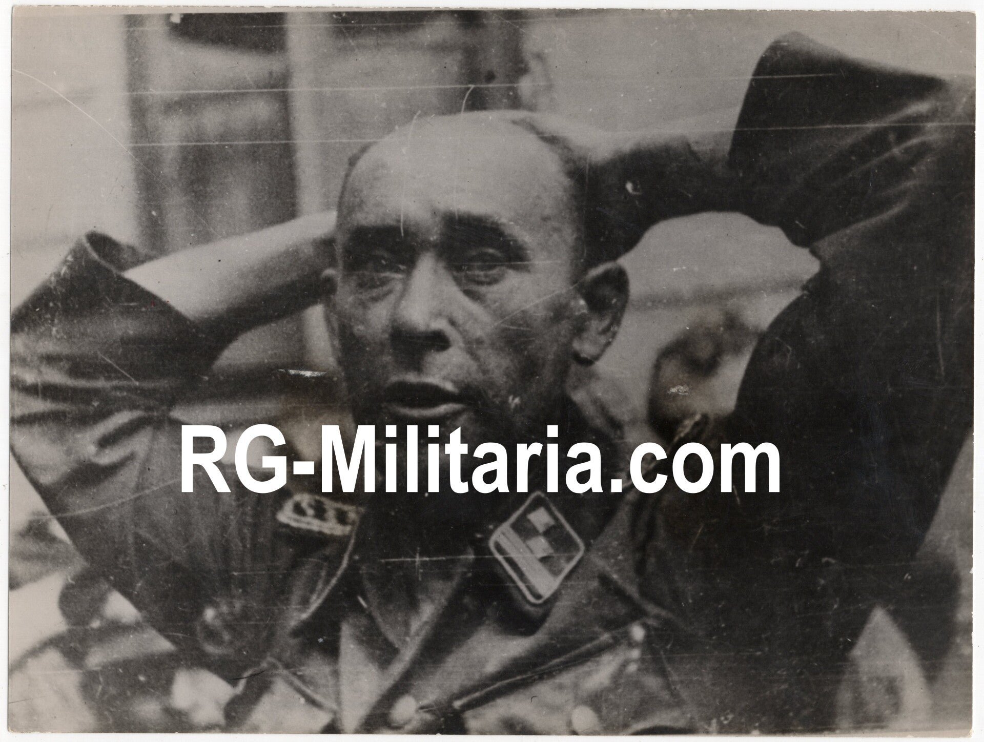 Original WW2 British Press Photo - German Waffen SS prisoner taken hostage by the Polish resistance during the Warsaw Uprising, October (1944) — image 3