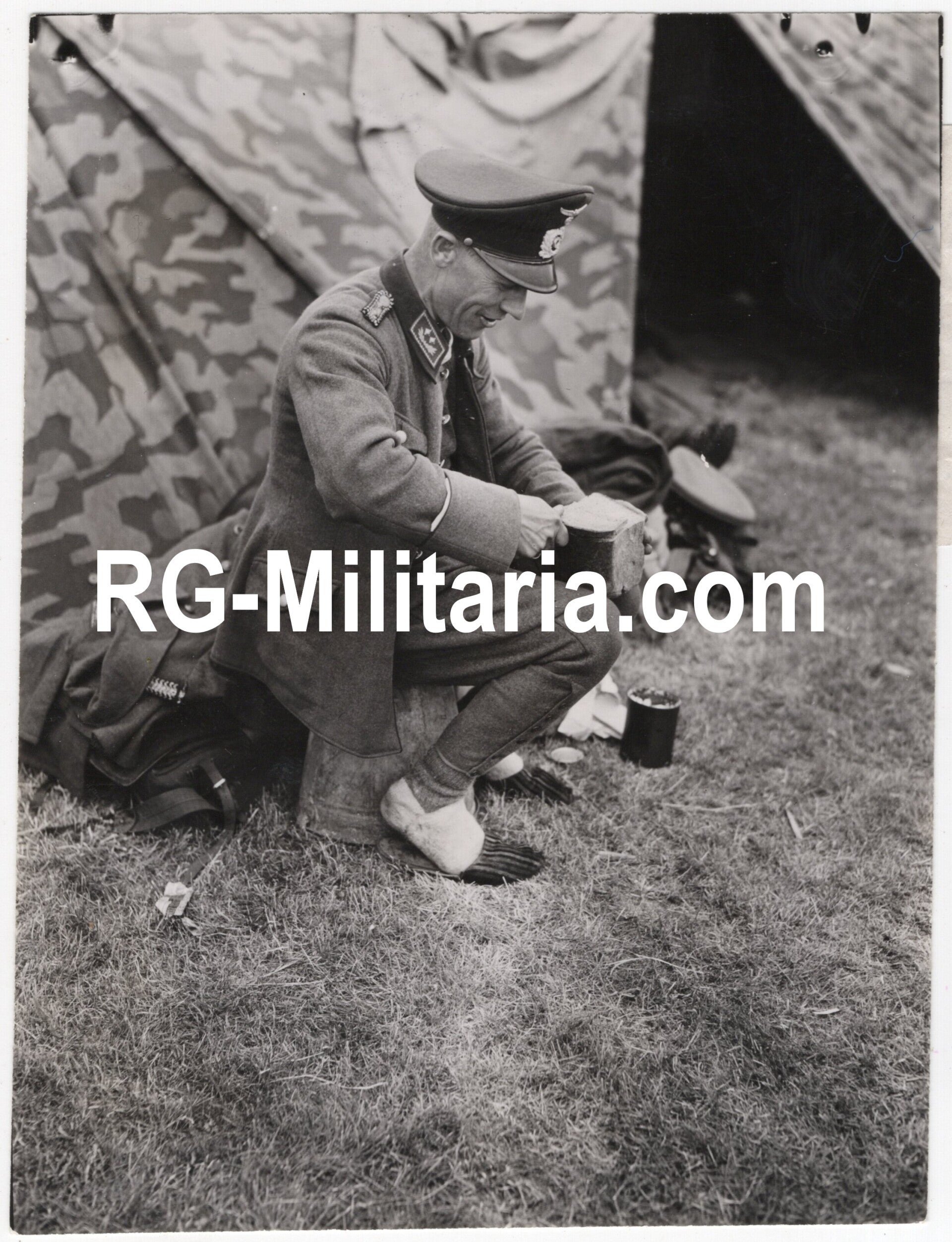 Original WW2 Canadian Press Photo - German POW zollgrenzschutz soldier in Holland (1945) — image 3