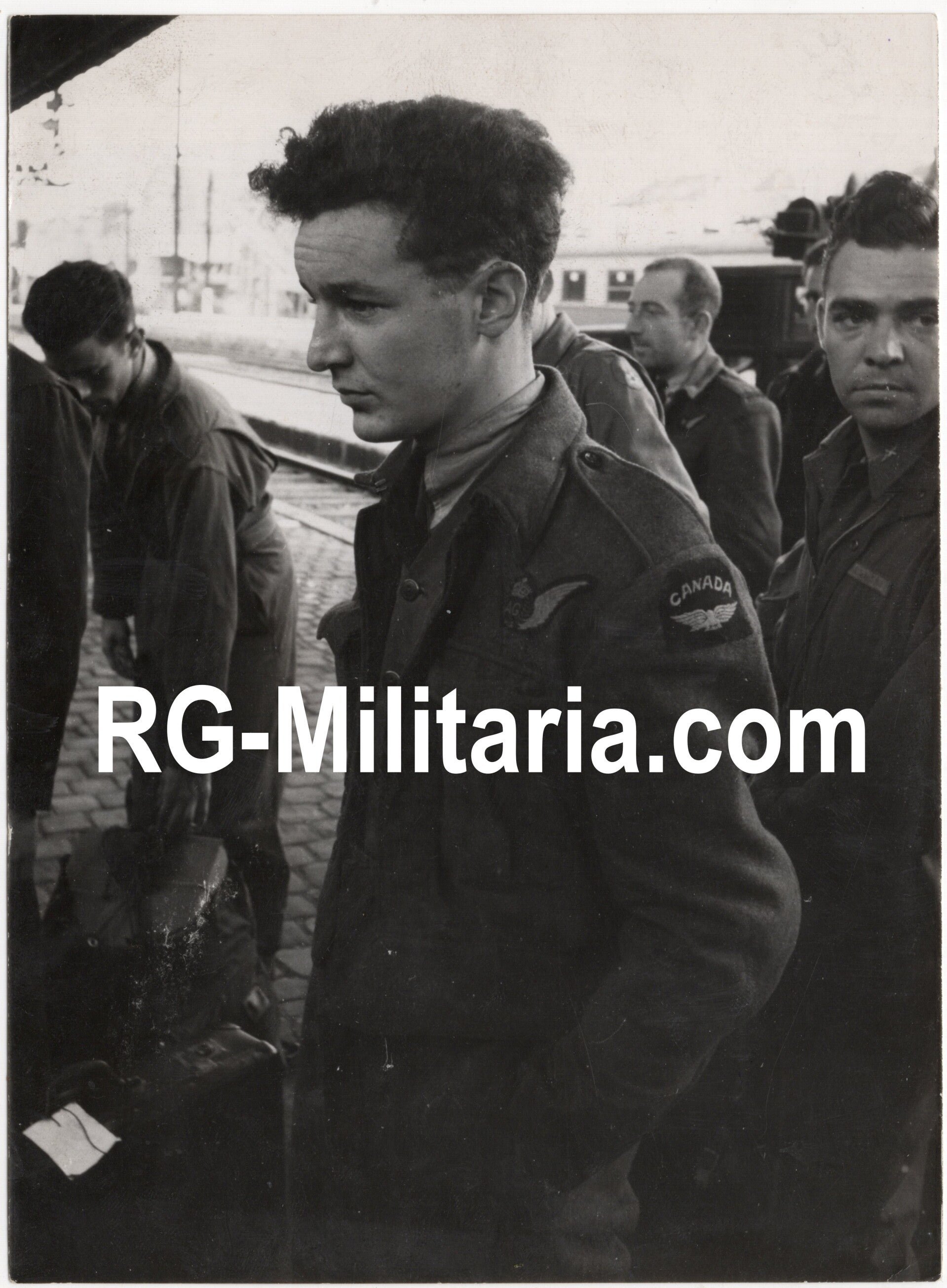 Original WW2 Belgian Press Photo - Canadian POW RAF pilot captured in Normandy transferred to Brussels, Belgium (1944) — image 3